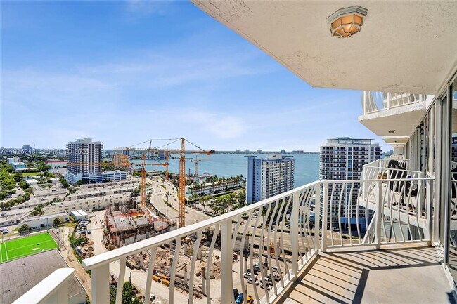 Building Photo - 7601 E Treasure Dr