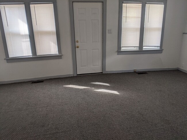 Building Photo - $1200 - 2 Bedroom 1 Bath Home - Heart of the City