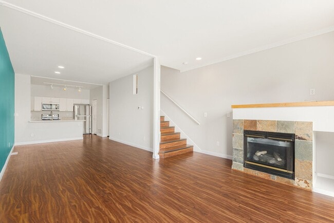 Building Photo - 2 Bedroom 2 Bath Townhouse 2 Car Garage S ...