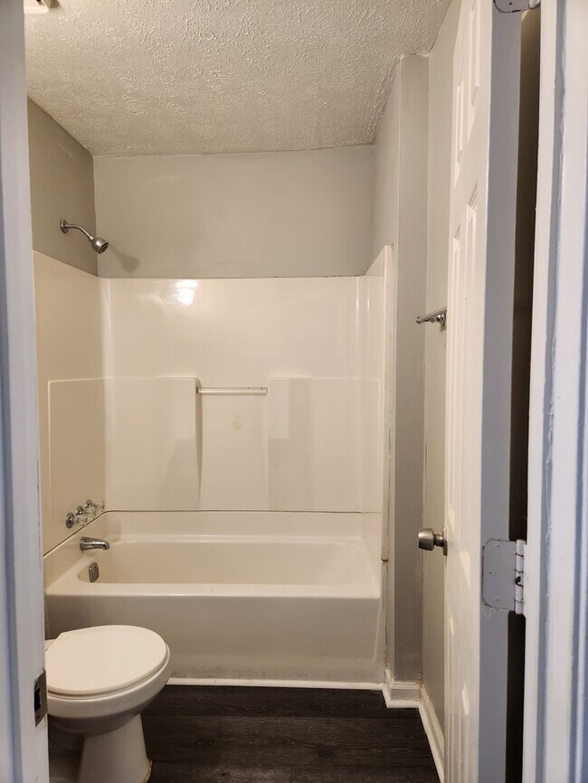 Building Photo - Spacious 3 Story Townhome