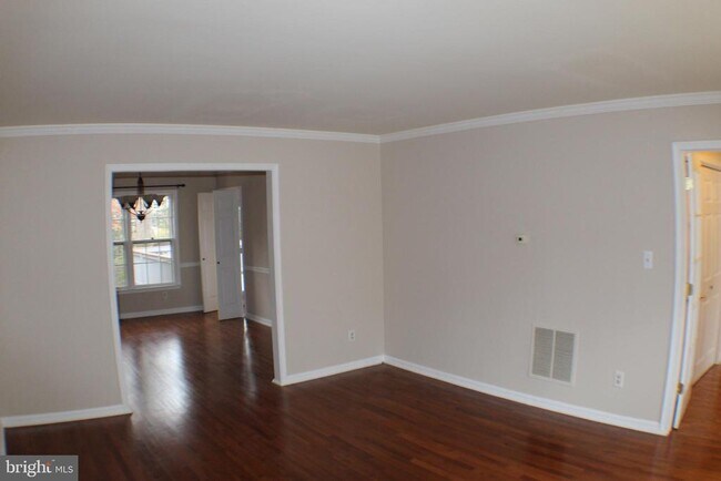 Building Photo - 5584 Queen Victoria Ct