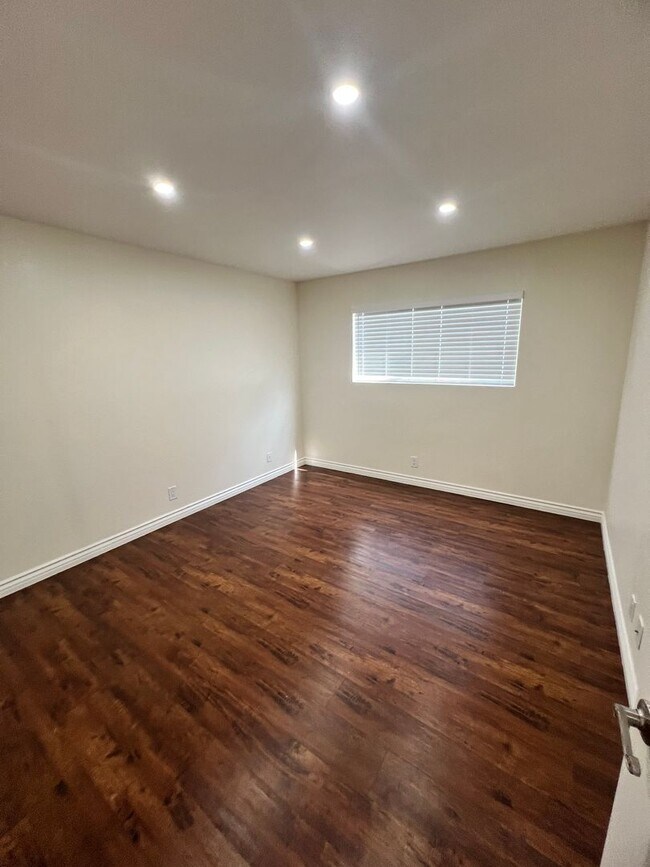 Building Photo - Camarillo - Four bedroom, 2.5 bathroom, plus loft