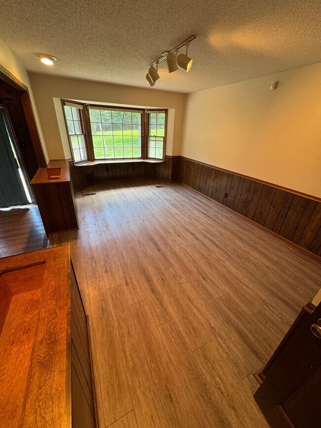 Building Photo - Beautuful Country Setting Just Minutes from Major Corridors