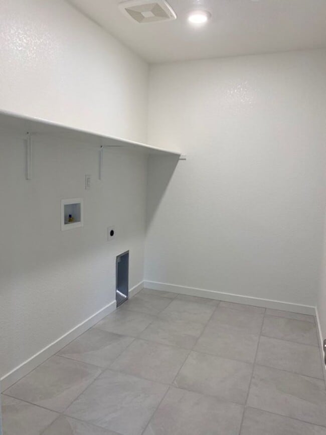Building Photo - 2241 Milky Way Cir