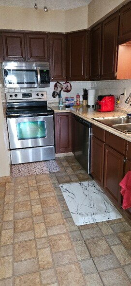 Building Photo - 1645 Tanglewood Dr