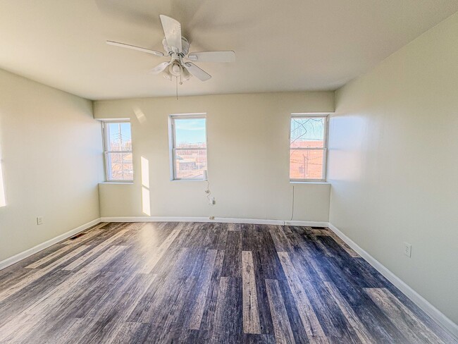 Building Photo - NEWLY RENOVATED CORNER UNIT! 2-Bedroom, 2-...