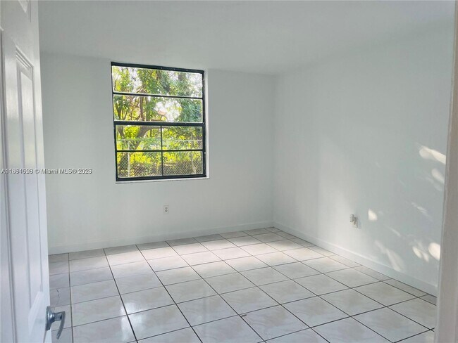 Building Photo - 9440 Fontainebleau Blvd