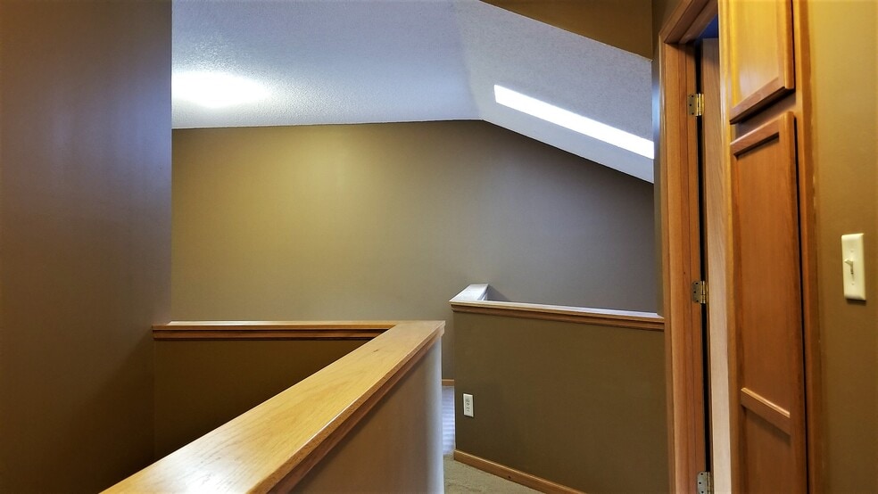 Building Photo - 725 Evergreen Cir