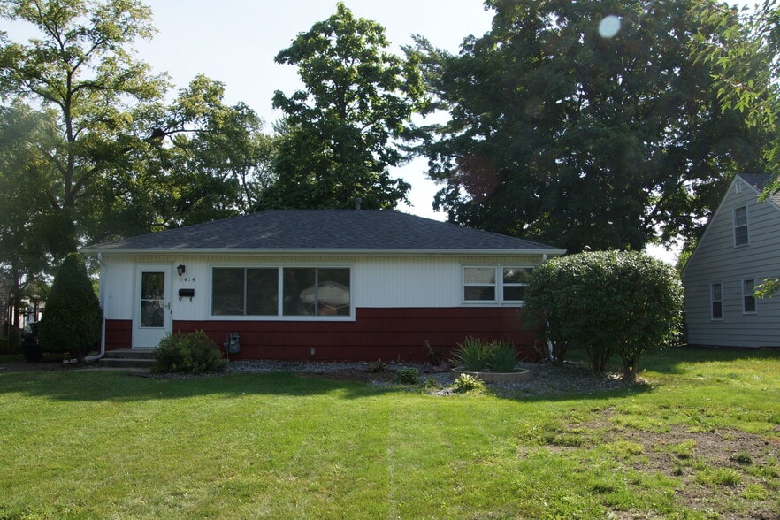 Convenient location, flat yard - 1415 Nevada Ave
