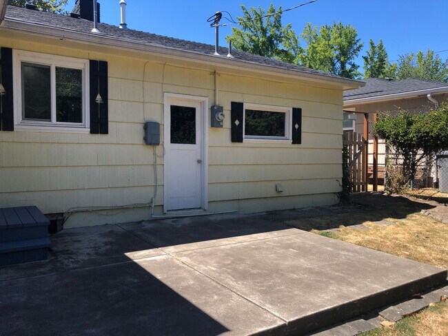 Building Photo - Live Large in the Heart of NW Corvallis!