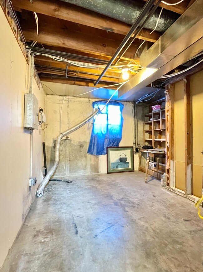 Building Photo - 2035 Van Buren Ave