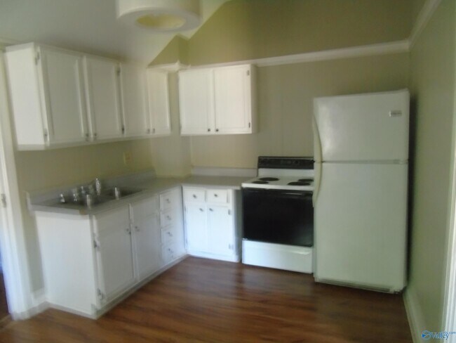 Building Photo - 521 Oshaughnessy Ave NE