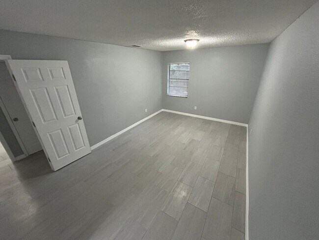 Building Photo - Spacious 5 Bedroom Home forRent in Tampa