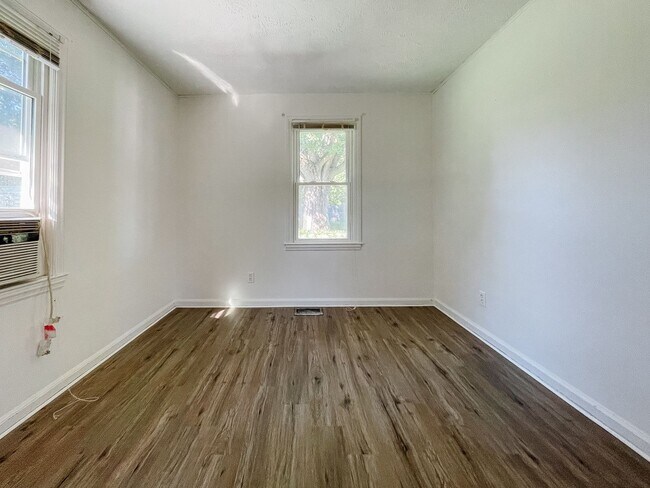 Building Photo - 2 Bedroom Home, Fenced in Backyard + Garage! Available soon!