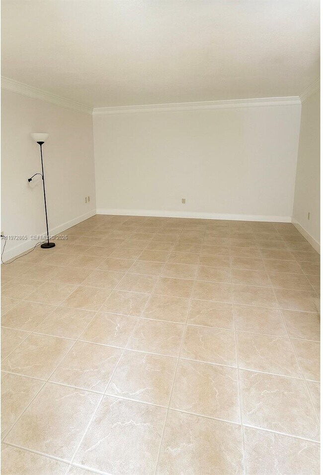 Building Photo - 800 NE 199th St