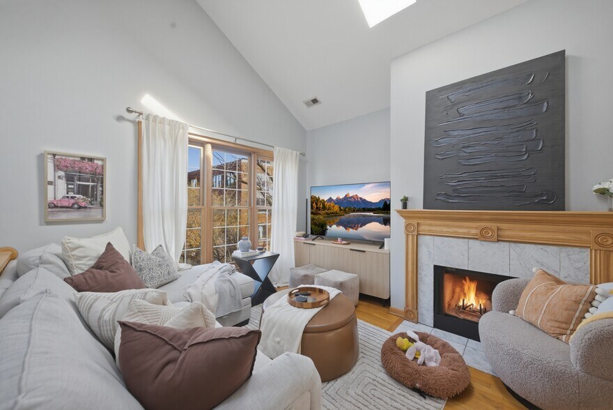 Building Photo - 844 N Wood St