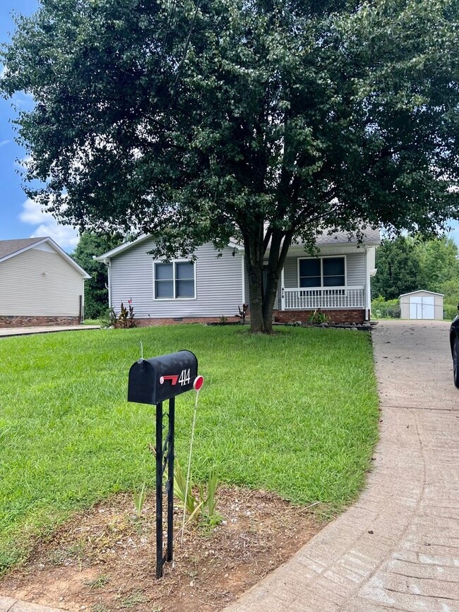 Building Photo - 3 Bedroom Home in Woodlawn Available Now!