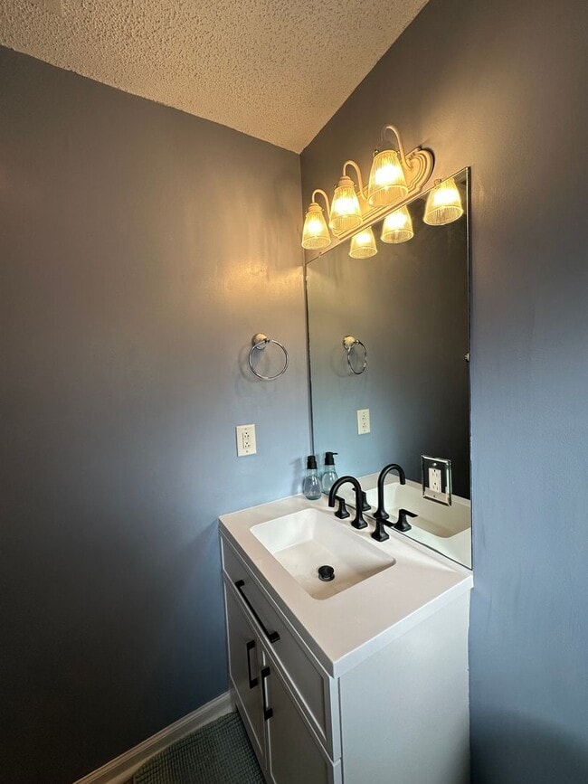 Building Photo - 2 Bed 2 Bath Fully Furnished Home