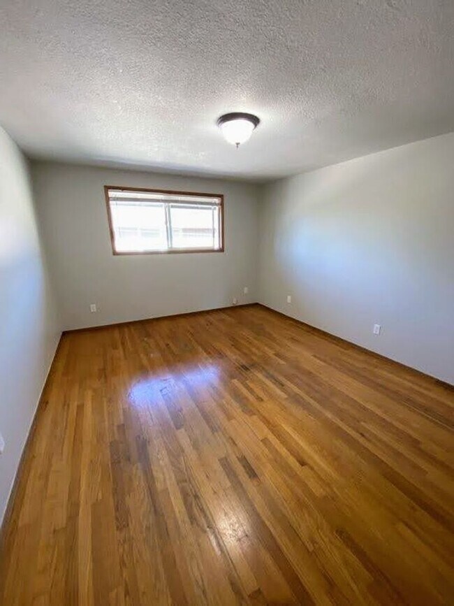 Building Photo - Large 2 bed, 1 bath Townhouse with Parking