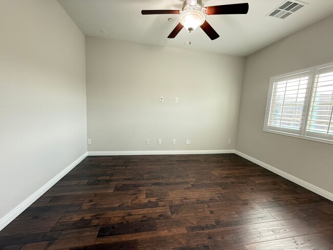 Building Photo - 132 Dunblane St