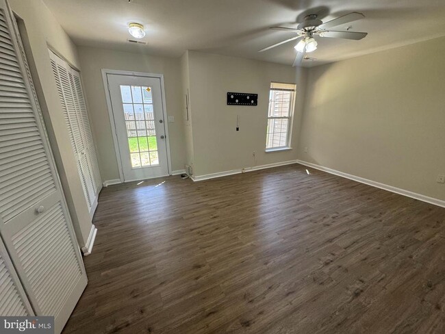 Building Photo - 6007 Rose Bay Dr