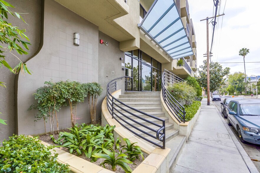 Building Photo - 7320 Hawthorn Ave