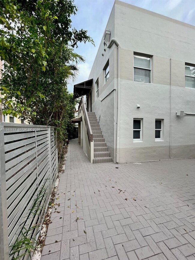 Building Photo - 833 W 39th St