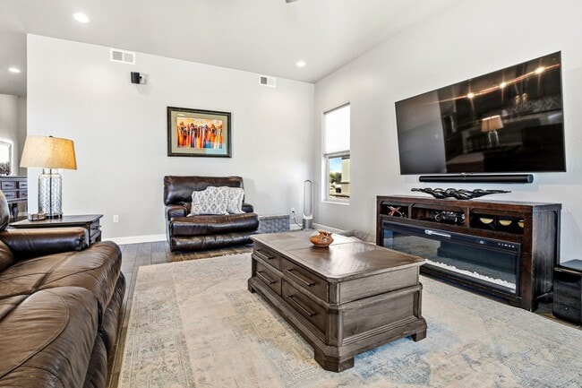 Building Photo - Beautifully Maintained 3 Bedroom Home in Mesa Village