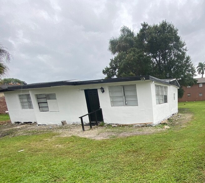 Front of house - 264 NW 10th St