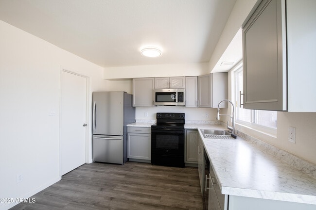 Building Photo - 2018 W Western Dr