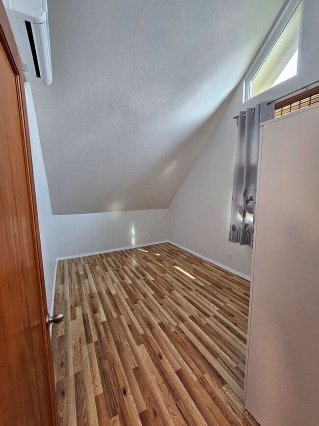 Building Photo - Unique FREESTANDING 2 Bed/ 1.5 Bath Townhome in Mountain View