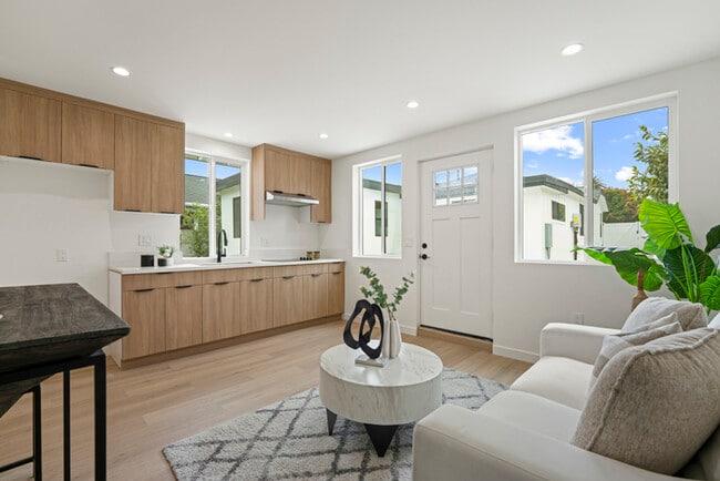 Building Photo - Charming 3 Bedroom Home for Rent in Los Angeles