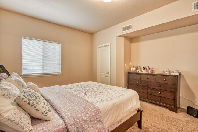 Building Photo - 14300 Gil Reyes Dr