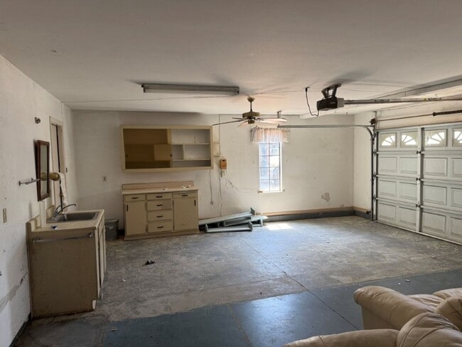 Building Photo - Modern 4 Bedroom 3 Car Garage Dixon *Star ...