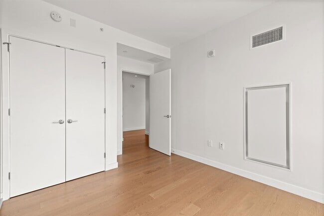 Building Photo - 75 Park Ln S