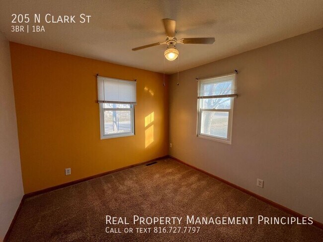 Building Photo - 205 N Clark St