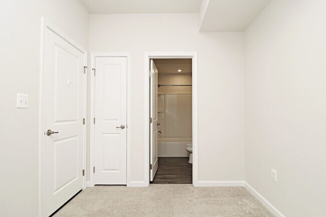 Building Photo - Dog-Friendly Townhome Near NGIC/DIA/NGA, CHO Airport, & Hollymead Town Center