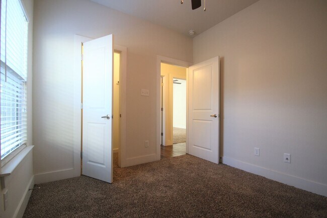 Building Photo - 8029-8031 Arbor