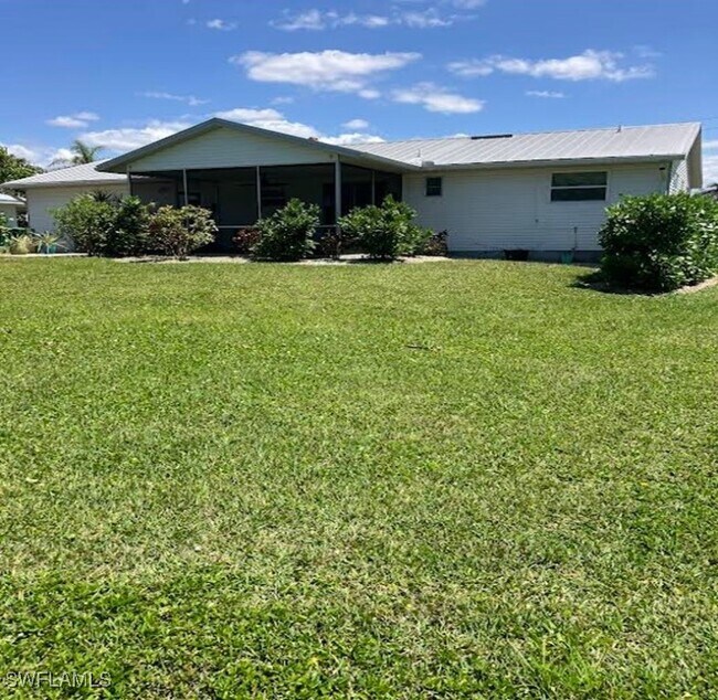 Building Photo - 893 E Valley Dr