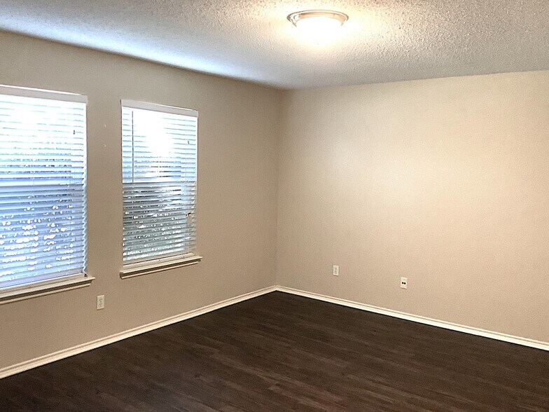 Building Photo - 115 Clover Leaf Ln
