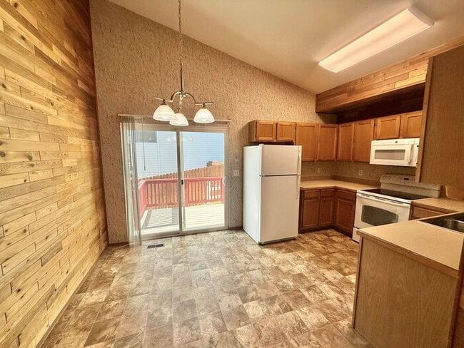 Building Photo - 3 Bedroom 2 Bath Tri Level Home with 2 Car...