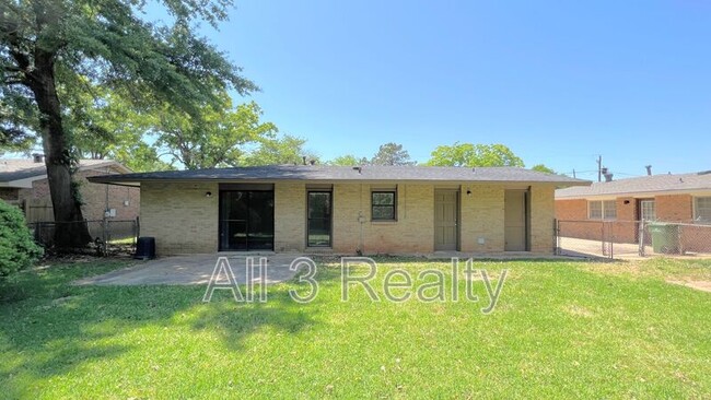 Building Photo - 418 Stroll Dr