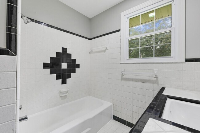 Building Photo - 3 Bedroom 2 Bath Home For Rent Near Downtown!