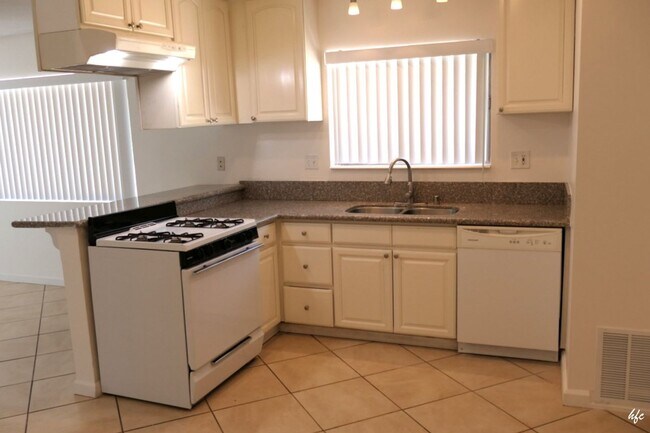 Building Photo - 466 E Molino Rd