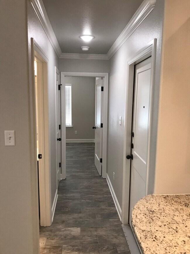 Building Photo - Gorgeous 2 bed/2 bath near Bunny Trail