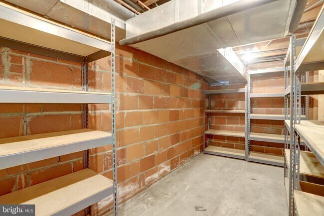 Building Photo - 34 E Walnut St