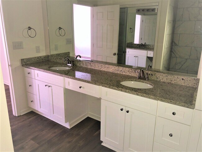 Building Photo - 2/2 Dolphin Villas Condo, Gulf Shores!