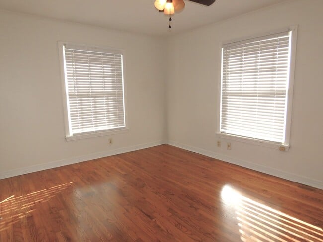 Building Photo - Lovely Updated 3 Bedroom, 2 Bath House in ...