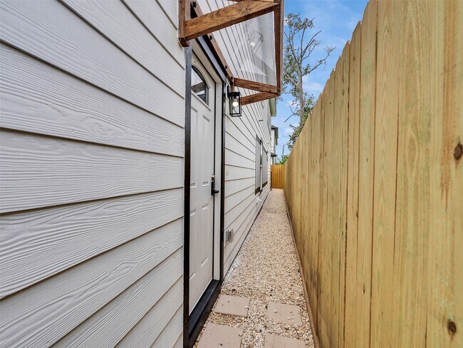 Building Photo - 6742 Madrid St