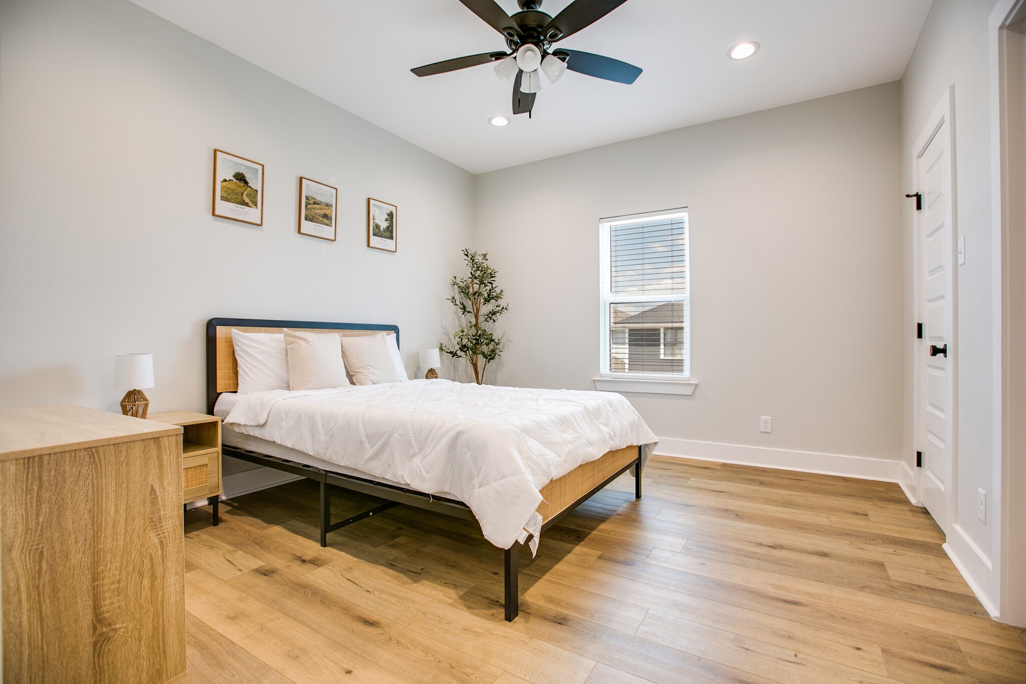 Building Photo - 1009 Holiday Dr